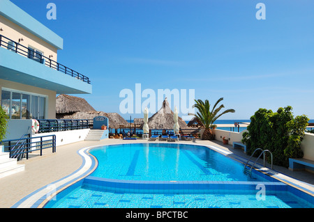 Piscina presso l'hotel popolare, Creta, Grecia Foto Stock