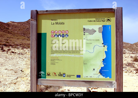 Un segno che mostra il percorso (o Sendero) per un turista itinerario a piedi; vicino al Castillo de San Ramón El Playazo Cabo de Gata Spagna Foto Stock
