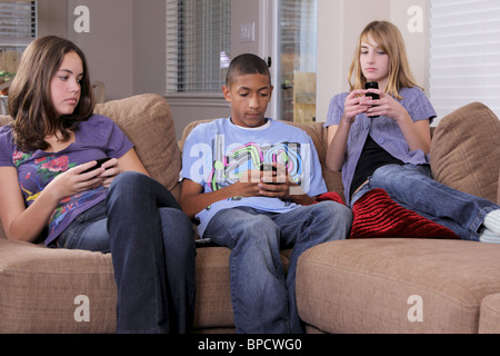 Teens appendere fuori controllo i loro telefoni cellulari Foto Stock