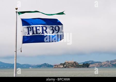 Pier 39 bandiera e sullo sfondo l'isola di Alcatraz, Fishermans Wharf di San Francisco, California, Stati Uniti d'America Foto Stock