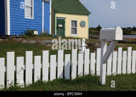 Case di villaggio di pescatori rocce blu vicino a Lunenburg, Mahone Bay, Nova Scotia, Canada, America del Nord.Foto di Willy Matheisl Foto Stock
