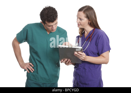 Gli infermieri a discutere di cartella paziente Foto Stock