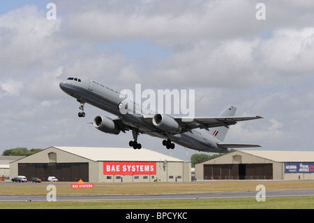 Royal New Zealand Air Force Boeing 757 NZ7572 da 40 Squadron prende il largo per provare la sua visualizzazione al 2010 RIAT Foto Stock