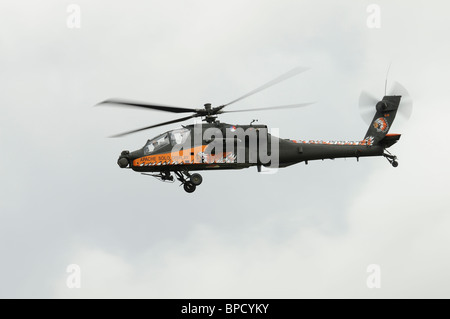 Boeing AH-64D Apache dal Royal Netherlands Air Force 301 Squadrone, Gilze Rijen ripete la sua routine di visualizzazione al RIAT Foto Stock