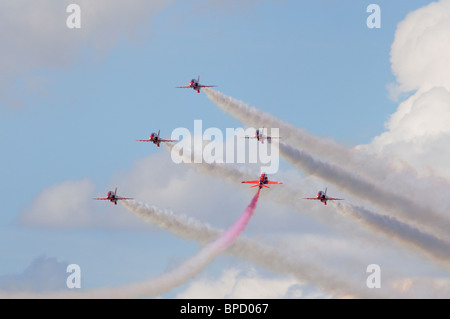 La RAF frecce rosse aerobatic team display a 2010 Royal International Air Tattoo, Fairford, Inghilterra Foto Stock