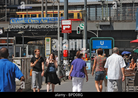 Una scena di strada presso la stazione del treno Friedrichstrasse a Berlino, Germania Foto Stock