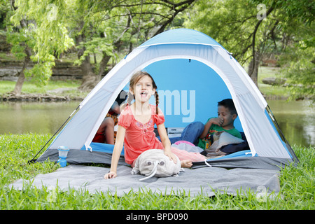 I bambini divertendosi tende da campeggio Foto Stock