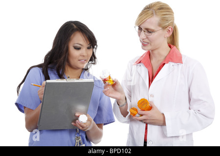 Il farmacista che vanno oltre le prescrizioni Foto Stock