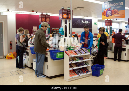 Sainsburys Self Service Checkout - Camden Town - Londra Foto Stock