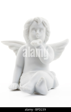 Kissing White Christmas Angel figurina su sfondo bianco Foto Stock