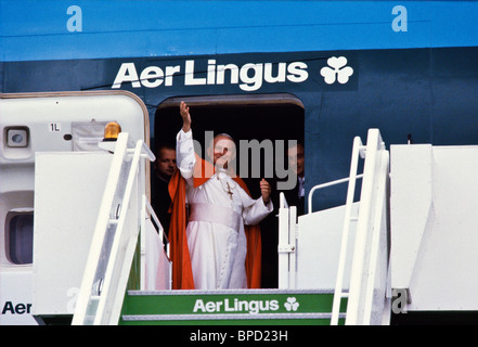 Papa Giovanni Paolo II onde come egli vive Aer Lingus volo all'Aeroporto di Shannon a seguito della sua visita in Irlanda Foto Stock