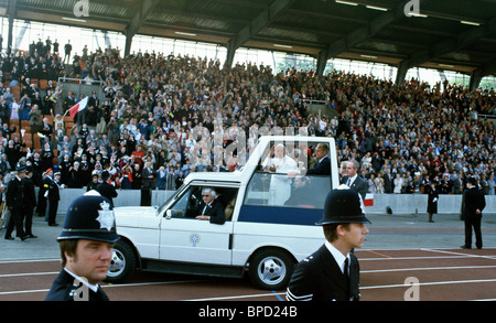 Papa Giovanni Paolo II in Popemobile al Crystal Palace di Londra per celebrare la messa durante la visita in Gran Bretagna nel 1982 Foto Stock