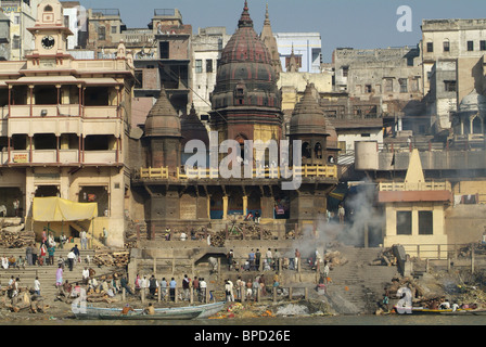 La cremazione Manikarnika Ghat sul Fiume Gange a Varanasi, India Foto Stock