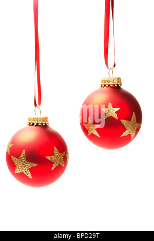 Due appendere rosso opaco palle di Natale isolato su sfondo bianco Foto Stock