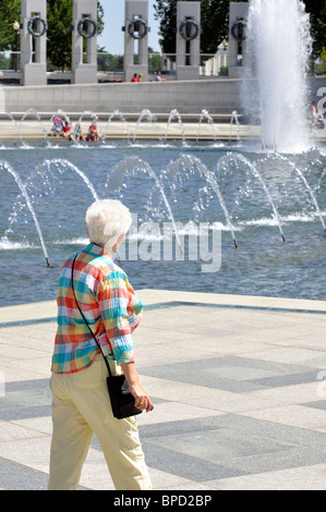 National Memoriale della Seconda Guerra Mondiale e la fontana, Washington DC, Stati Uniti d'America Foto Stock