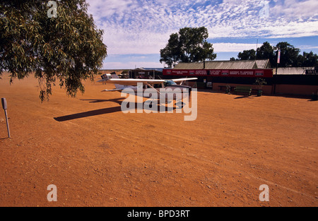 Piani di piccole dimensioni spesso prendere off / terra sull'Oodnadatta Track direttamente di fronte alla William Creek Hotel, outback Australia del Sud Foto Stock