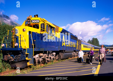 Seward, AK, Alaska, Stati Uniti d'America - Alaska Railroad treno alla stazione ferroviaria - la Penisola di Kenai, estate Foto Stock