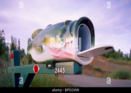 Whimsical insolita artistiche Arte Folk Mailbox di pesce Foto Stock