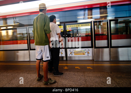 Persone attesa per il treno nella stazione della metropolitana di Xianlin, Nanjing, provincia dello Jiangsu, Cina Foto Stock