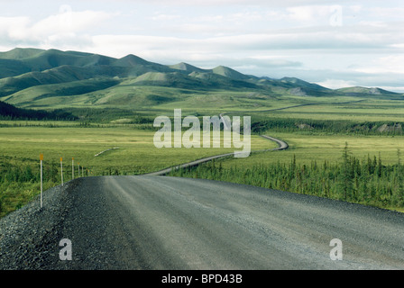 Dempster Highway, Northwest Territories Canada - molto strette e tortuose strade di ghiaia attraverso la foresta boreale vicino a Richardson Montagne Foto Stock