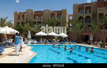 Sport acquatici in un Aqaba (Giordania) piscina Foto Stock