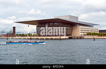 La Royal Opera House su Holmen a Copenaghen in Danimarca con una crociera del porto peschereccio di passaggio. Foto Stock