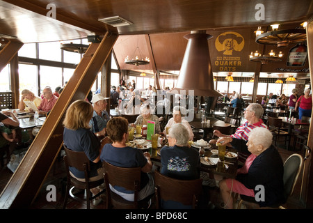 Persone mangiare e bere a Monte Charleston Lodge, Mt Charleston, vicino a Las Vegas, Nevada, STATI UNITI D'AMERICA Foto Stock