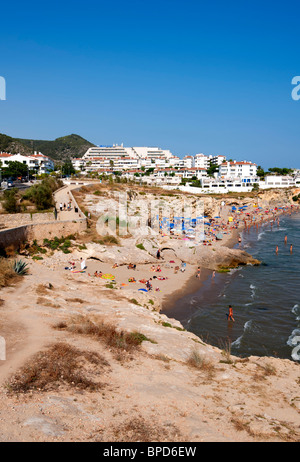 Vista su una delle spiagge di Sitges, Spagna. Sitges è la località costiera di Barcellona Foto Stock