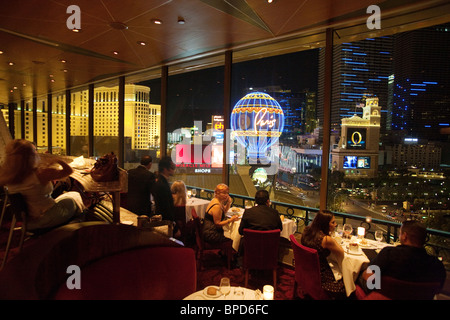 Diners nella Torre Eiffel ristorante, l'Hotel Paris, si affacciano lungo la striscia di Las Vegas, Nevada, STATI UNITI D'AMERICA Foto Stock