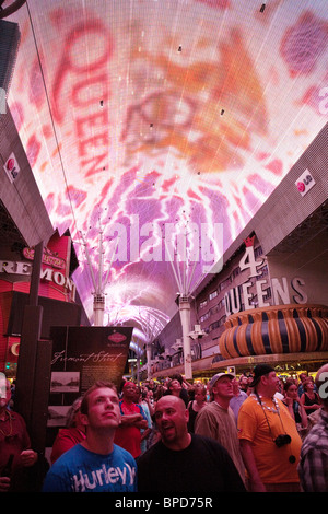 Le persone che si godono la luce mostra sul tetto, Fremont Street, nel centro di Las Vegas, Nevada Foto Stock