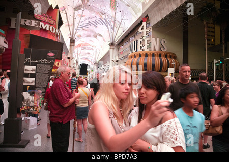 Teens divertirsi facendo un selfie foto, Fremont Street, nel centro di Las Vegas, Nevada, STATI UNITI D'AMERICA Foto Stock