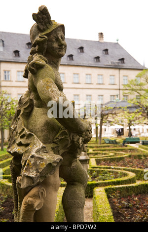 Un epoca Barocca figura sorge nei giardini del Neues Residenz (nuova residenza) a Bamberg, Baviera, Germania. Foto Stock