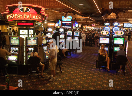 Gamblers tentando la fortuna con le slot machines, Harrah's Casino, Las Vegas, Nevada, STATI UNITI D'AMERICA Foto Stock