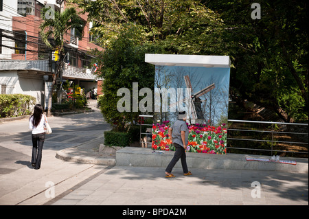 Windmill foto da Holland con tulipani prima dell'entrata dell'Ambasciata olandese a Bangkok. Foto Stock