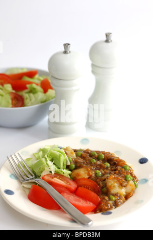 Appena cotte le carni bovine macinate con piselli patate e cipolle con un contorno di insalata e nessun popolo Foto Stock