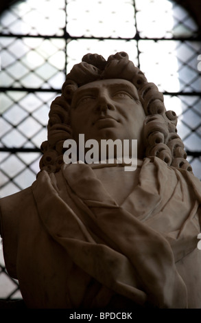 Il busto di un uomo - memorial statua nella Cattedrale di Chichester Chichester West Sussex England Regno Unito Foto Stock