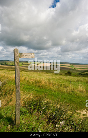 Pubblico in legno Bridleway segno con una vista sulla South Downs visto dalla strada Falmer vicino Woodingdean East Sussex England Foto Stock