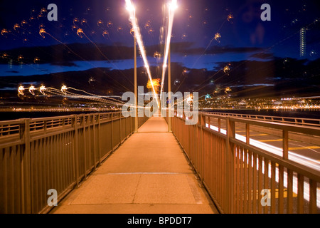 Semaforo sentieri sul Tay Road Bridge di notte utilizzando una lente di zoom tecnica in Dundee,UK Foto Stock