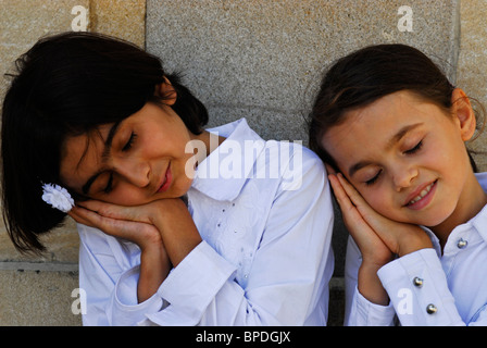 Azerbaigian, Baku, close-up di giovani ragazze dormire stando in piedi a fianco a fianco Foto Stock