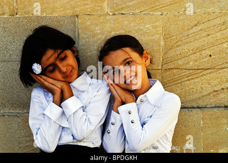 Azerbaigian, Baku, close-up di giovani ragazze dormire stando in piedi a fianco a fianco Foto Stock