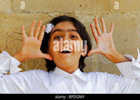 Azerbaigian, Baku, close-up ritratto di Giovane ragazza con viso espressioni sorprendenti e gesticolando Foto Stock