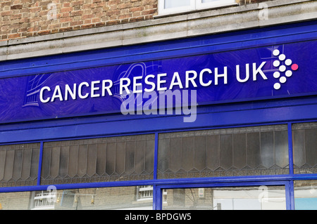 Cancer Research UK carità shop store logo segno, Ely Cambridgeshire, Regno Unito Foto Stock