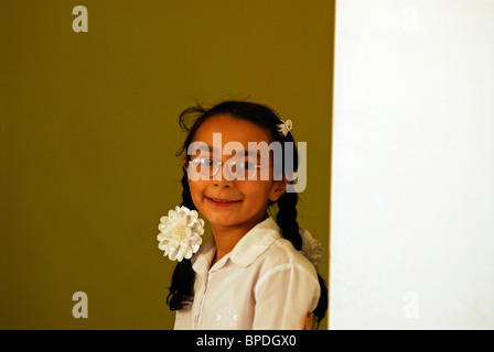 Azerbaigian, Baku, close-up ritratto di Giovane ragazza di nascondersi dietro il pilastro e sorridente Foto Stock