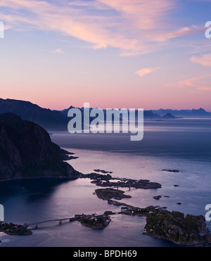 Tramonto su Reine e Hamnoy da Reinebringen, isole Lofoten in Norvegia Foto Stock
