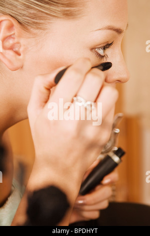 Tenetevi pronti per una notte fuori l'applicazione del trucco. Foto Stock