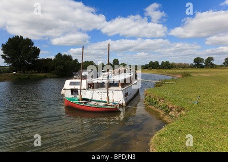Barca a vela tradizionale dinghy ormeggiato a case galleggianti sul fiume Tamigi o Isis tra Oxford e Wolvercote, Oxfordshire, Regno Unito Foto Stock
