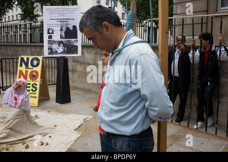 Anti-Iranian manifestanti mostrano la politica del governo di esecuzioni politiche. Visto in Whitehall, Londra centrale. Foto Stock
