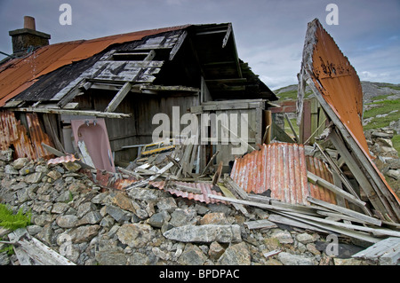 Un abbandonato rovinato crofting frazione a Roisinis su Eriskay, Ebridi Esterne, Western Isles. La Scozia. SCO 6395 Foto Stock