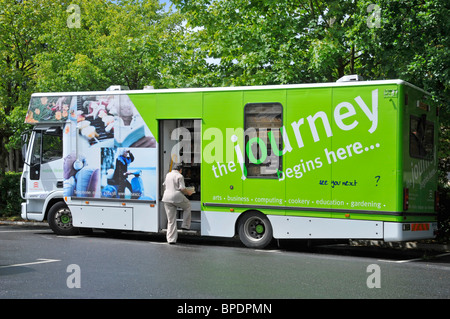 Visita del cliente Essex County Council mobile libro prestito biblioteca camion furgone veicolo parcheggiato fuori villaggio rurale Doddinghurst Essex Inghilterra UK Foto Stock