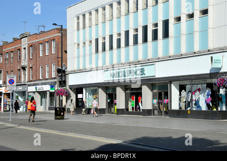 Brentwood shopping High Street e ampio marciapiede Marks e Spencer negozio al dettaglio facciata Essex Inghilterra UK Foto Stock